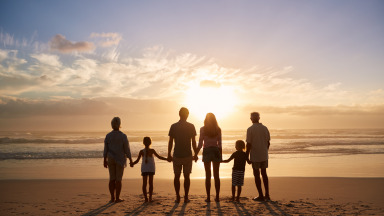 Mehrgenerationen-Familie am Strand