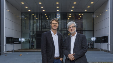 ENavi-Sprecher Ortwin Renn (rechts) und ENavi-Geschäftsführer Stefan Stückrad (links) vor dem Berliner Effizienzhaus Plus des Bundesumweltministeriums.