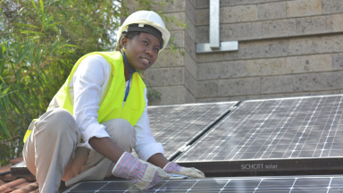 Eine Studentin bei der Installation von Solarzellen.