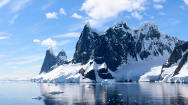 Die Antarktis bietet den Teilnehmerinnen des Programms die Gelegenheit, den Einfluss menschlicher Aktivitäten auf die Umwelt aus erster Hand zu beobachten. 